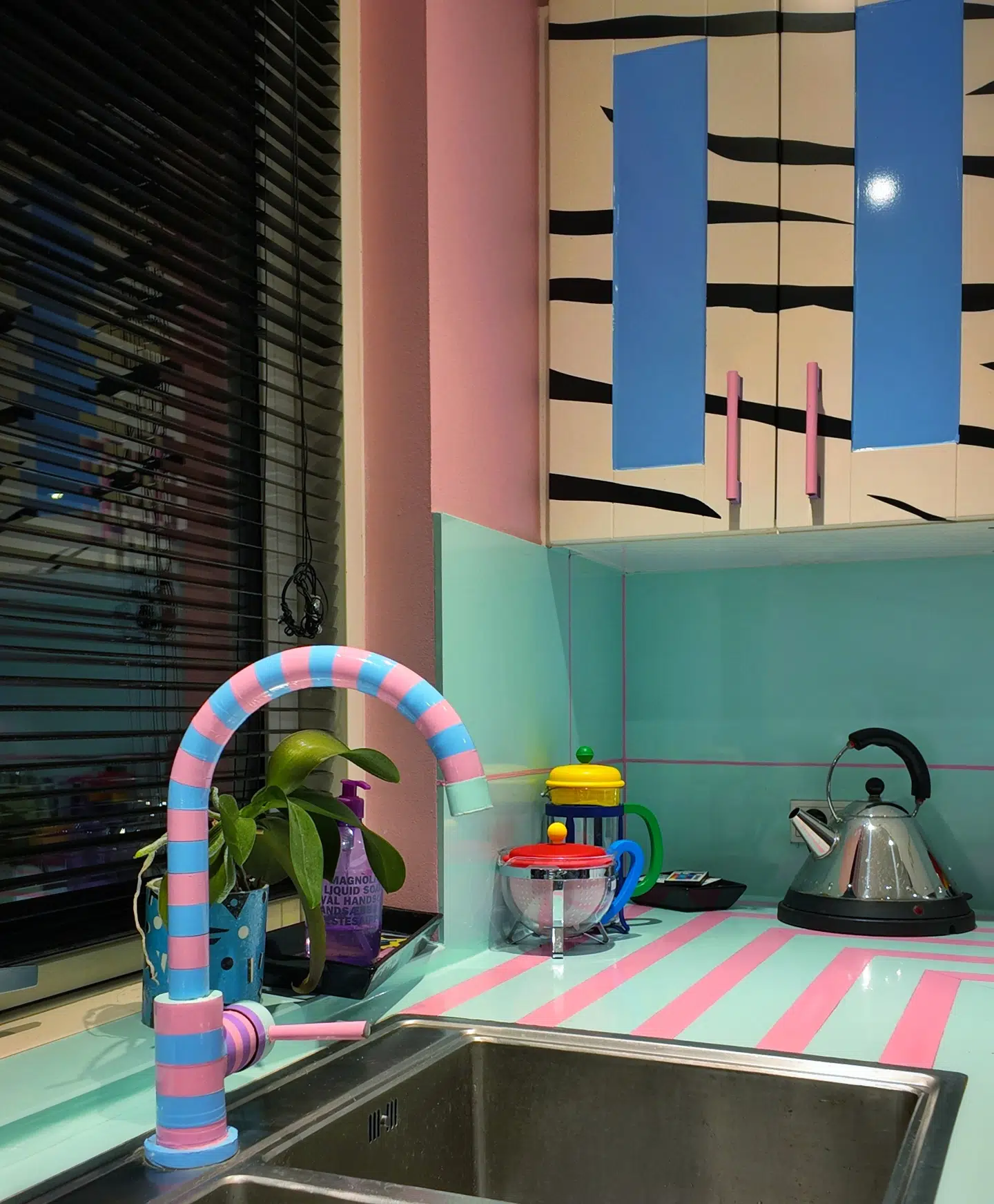 Også vandhanen og alle hårde hvidevare har fået en makeover.