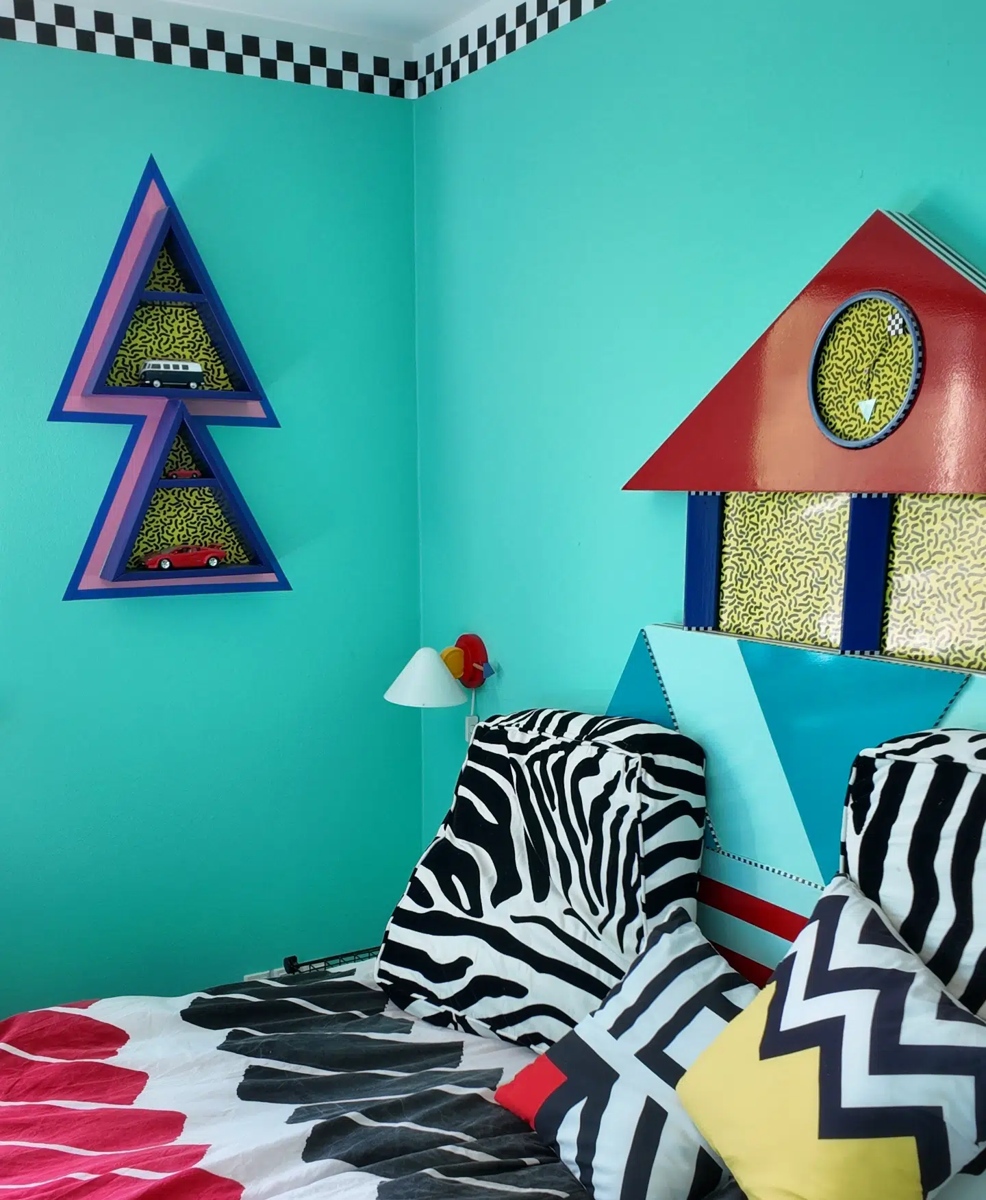 Væglampen er et Ikea-design fra 80'erne, som passer perfekt ind i Jakobs indretning med farverne og den legende form.