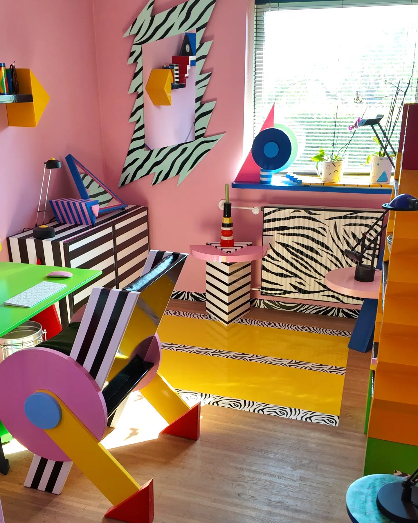 Det grønne skrivebord er et Kartell-design fra 80'erne, som Jakob købte til en billig pris tilbage i 2017.