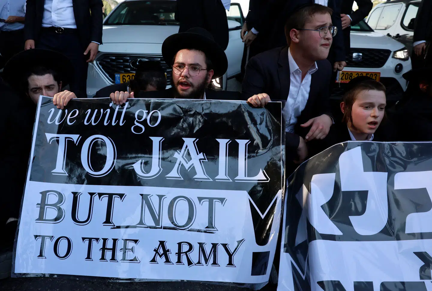 Ultraortodokse mænd protesterer efter, at en højesteretsdom i juni 2024 pålagde den israelske stat at begynde at indkalde ultraortodokse jøder til at aftjene værnepligt på lige fod med landets øvrige beboere. Arkivfoto.