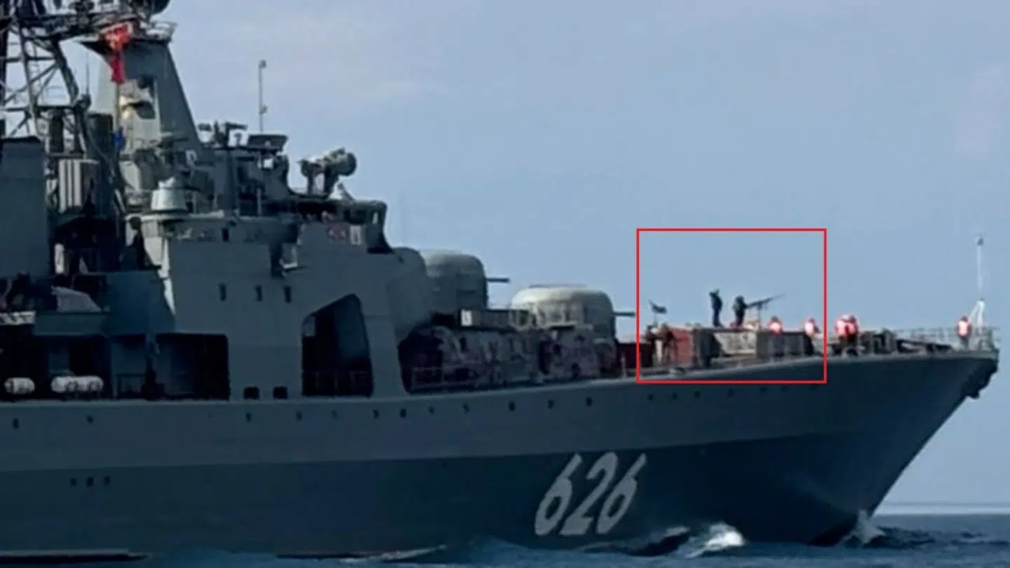 Billedet af det russiske krigsskib viser også en person bemande et våben.