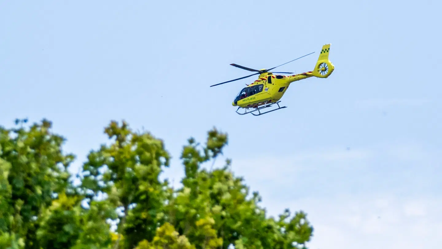 En lægehelikopter har fløjet en mor og et barn på Rigshospitalet.