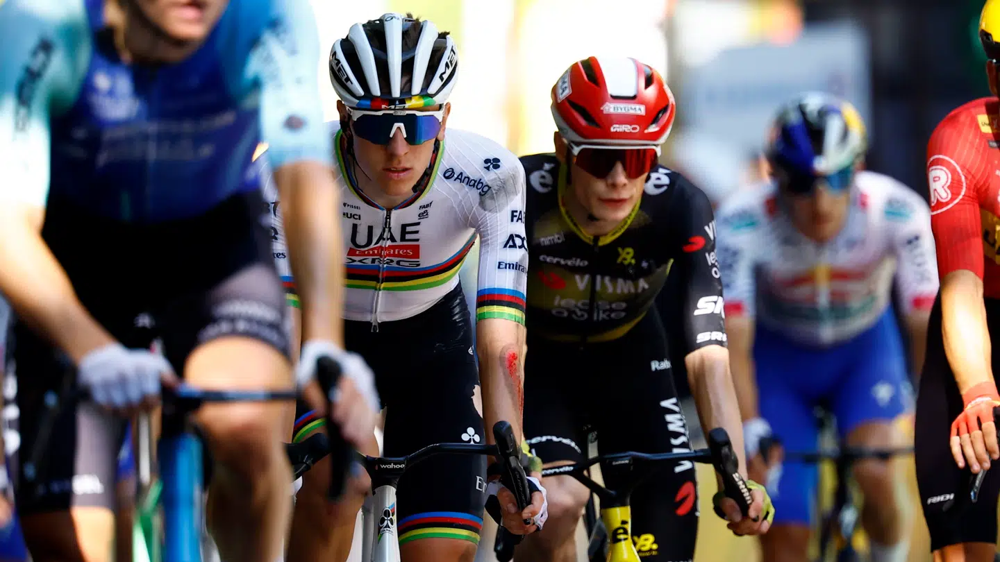 Tadej Pogacar fik en ordentlig hudafskrabning på venstre arm, da han styrtede.