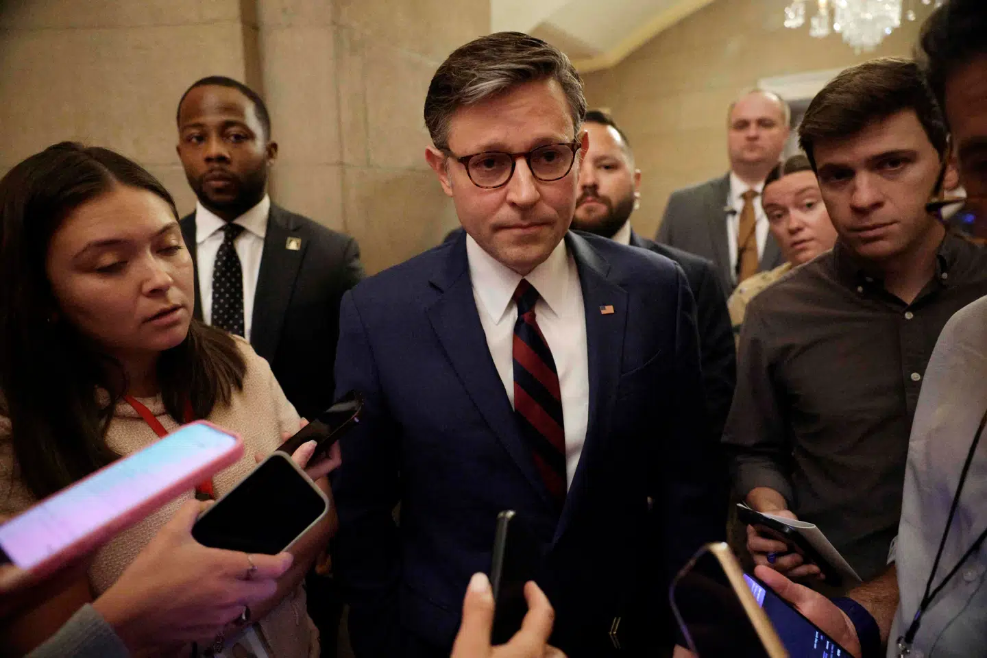 Mike Johnson, formand for Repræsentanternes Hus, mener, at alt bør lægges frem i det åbne.