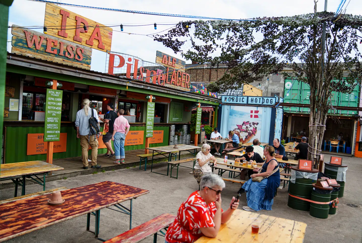 Streetfoodmarkeder – som her københavnske Reffen på Refshaleøen i København – er bestemt et besøg værd, mener rejsebogsforfatteren Cameron Hewitt.