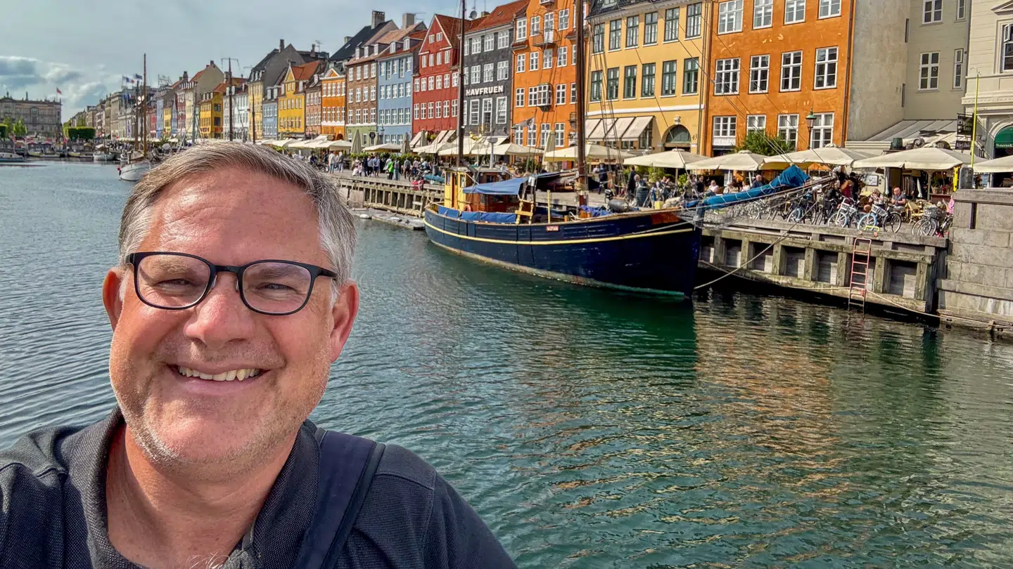 Cameron Hewitt har rejst i Danmark i over 20 år. Her er han i københavnske Nyhavn. Foto: Cameron Hewitt
