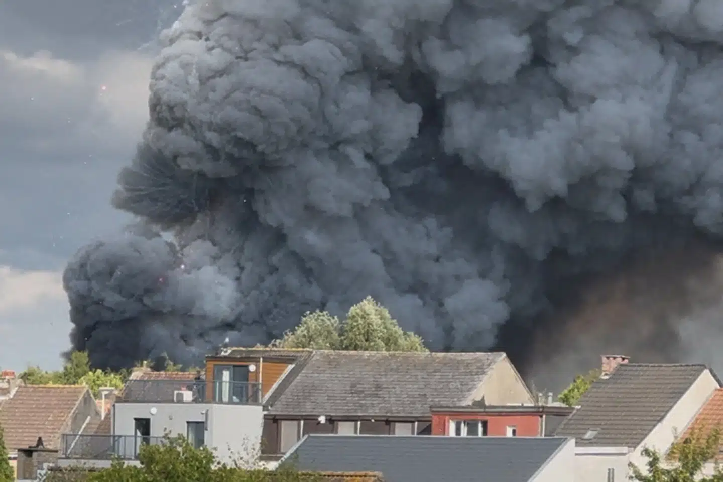 I den belgiske by Boom kan der onsdag ses røg fra Tomorrowlands festivalområde, hvor en scene brød i brand.