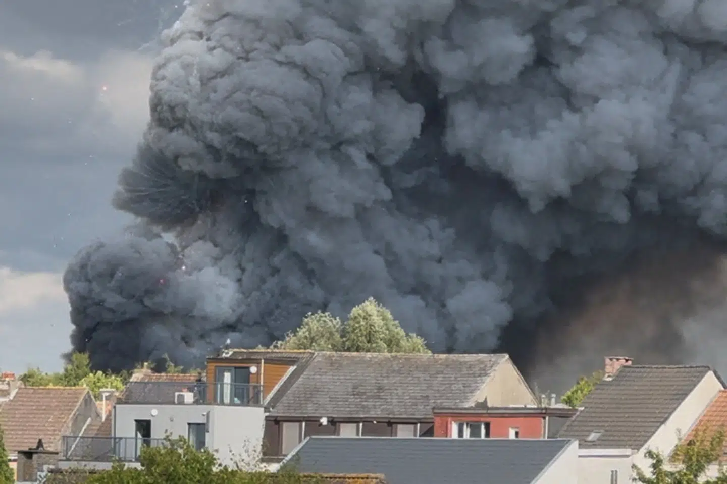 I den belgiske by Boom kan der onsdag ses røg fra Tomorrowlands festivalområde, hvor en scene brød i brand.