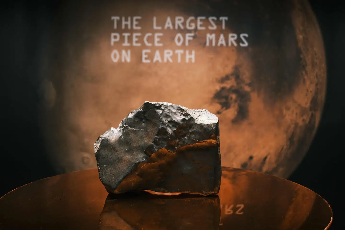 Meteoritten fra Mars blev vist frem på auktionshuset Southeby's i New York forud for auktionen.