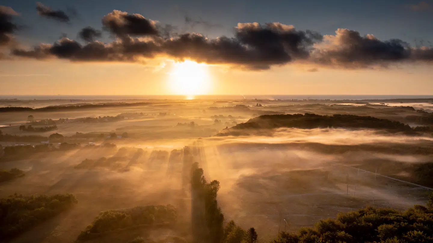 Søndag byder på milde temperaturer flere steder i landet, men skyer og enkelte byger kan også kigge forbi.