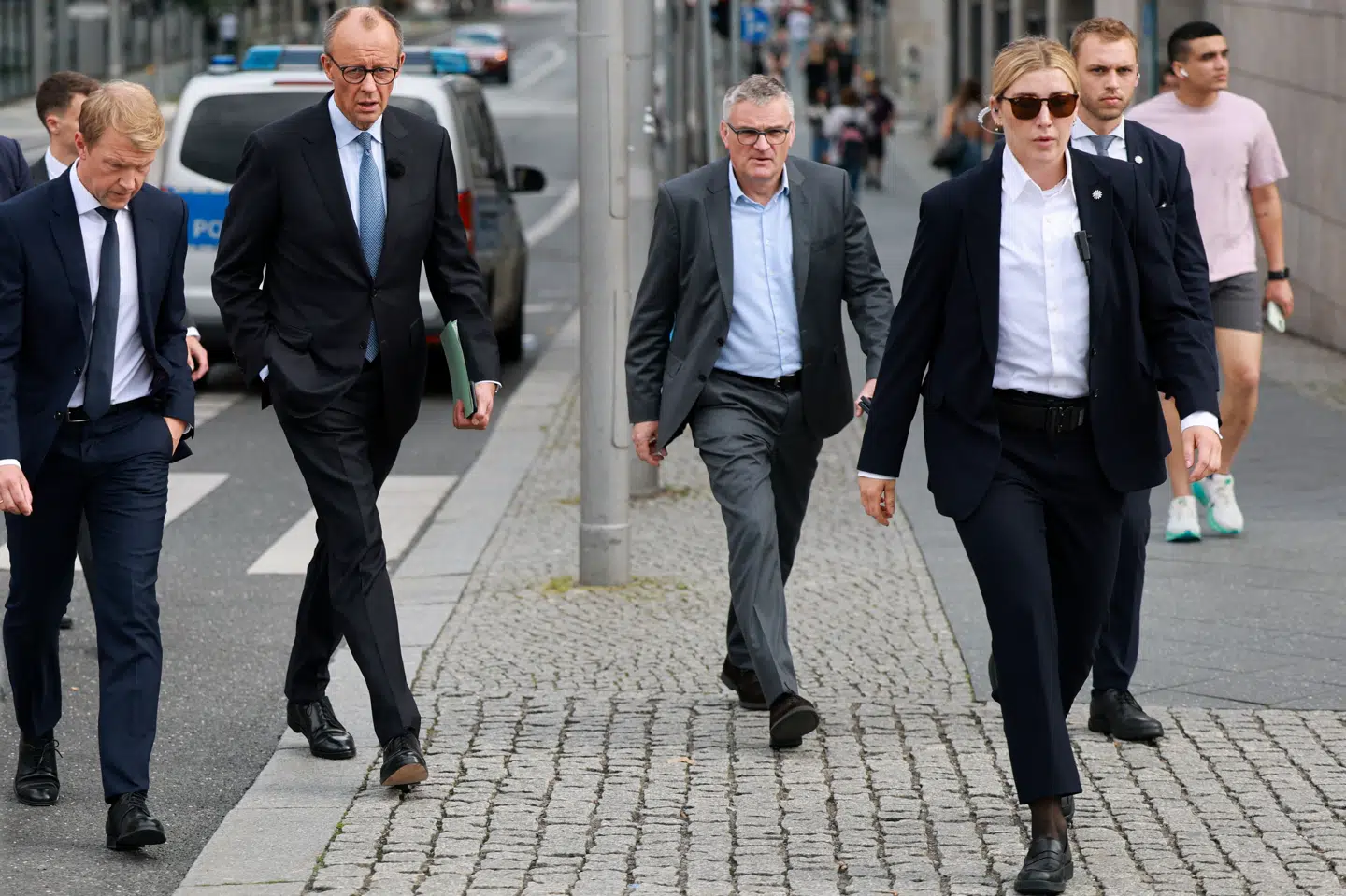 Den tyske forbundskansler, Friedrich Merz, tv-vært Markus Preiss og Stefan Kornelius, som er talsperson for den tyske regering, i Berlin tidligere på ugen. (Arkivfoto).