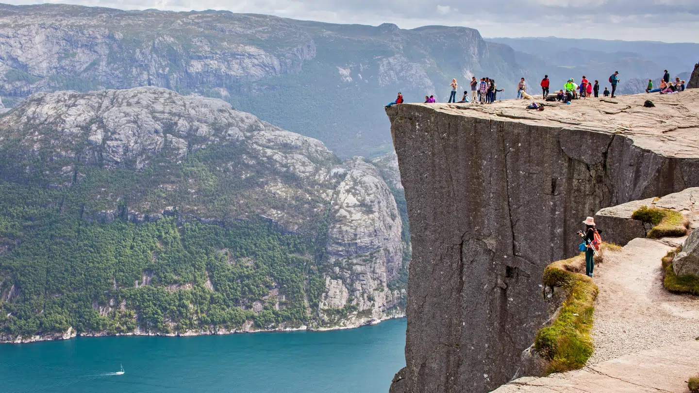 Der er tale om en af de mest berømte fjeldvandringer i Norge, og vandreturen er omkring otte kilometer lang.