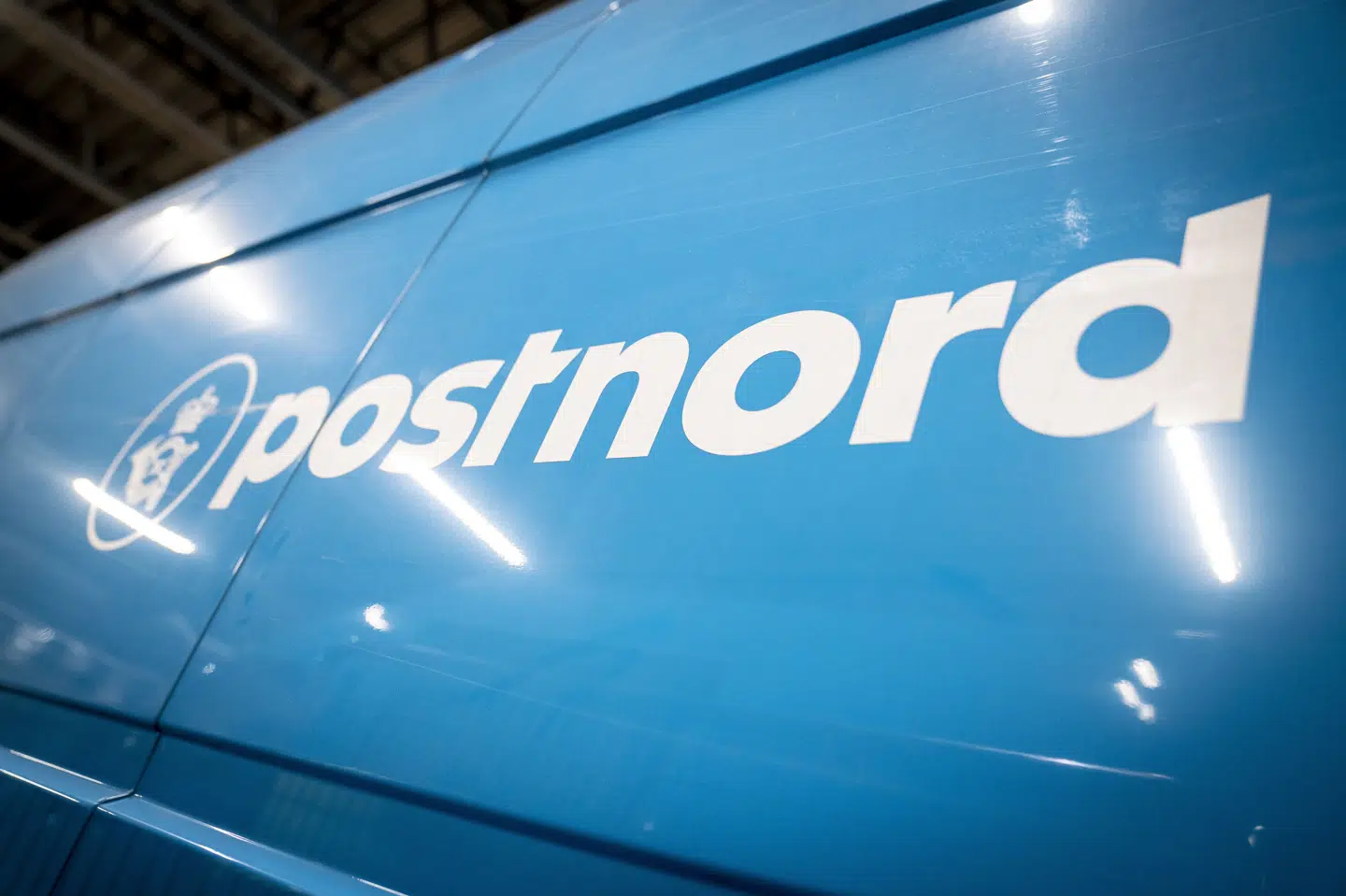 PostNord vil fremover udelukkende omdele pakker i Danmark, fordi mængden af breve er stærkt faldende herhjemme. (Arkivfoto).