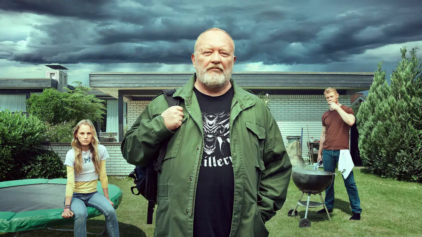 Bjarne Henriksen spillede socialrådgiver Lars, Holly blev spillet af Flora Ofelia Hofmann Lindahl, mens stedfaren blev spillet af Peter Plaugborg.