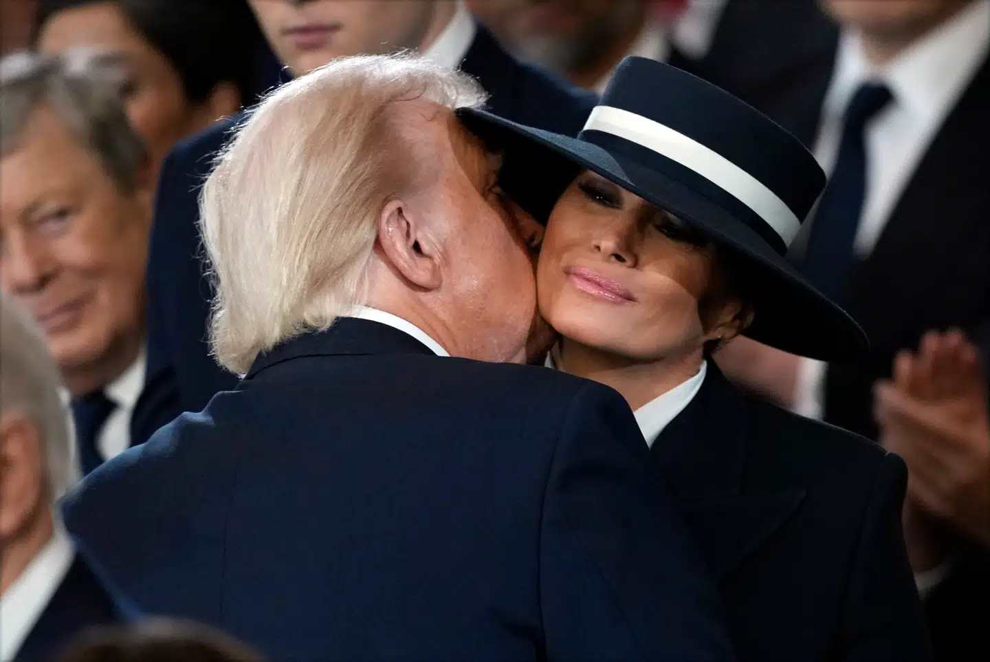 Var det et mordvåben, Melania bar på sit hoved under Trumps indsættelse? Og hvad har hun hvisket om russerne i sin mands øre? Foto: Julia Demaree Nikhinson, Scanpix
