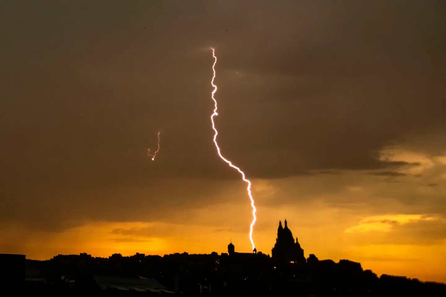 Temperaturen i et enkelt lyn kan nå 30.000 grader og med sin enorme energiudladning sætte hjertet i stå og kortslutte nerver og hjerne hos ramte. Lynnedslag over Montmartre i Paris, 25. juni i år.