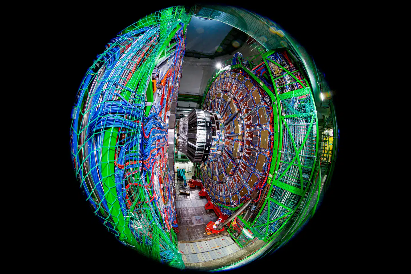 Large Hadron Collider fanget med fiskeøjeobjektiv. Foto: Valentin Flauraud, Scanpix