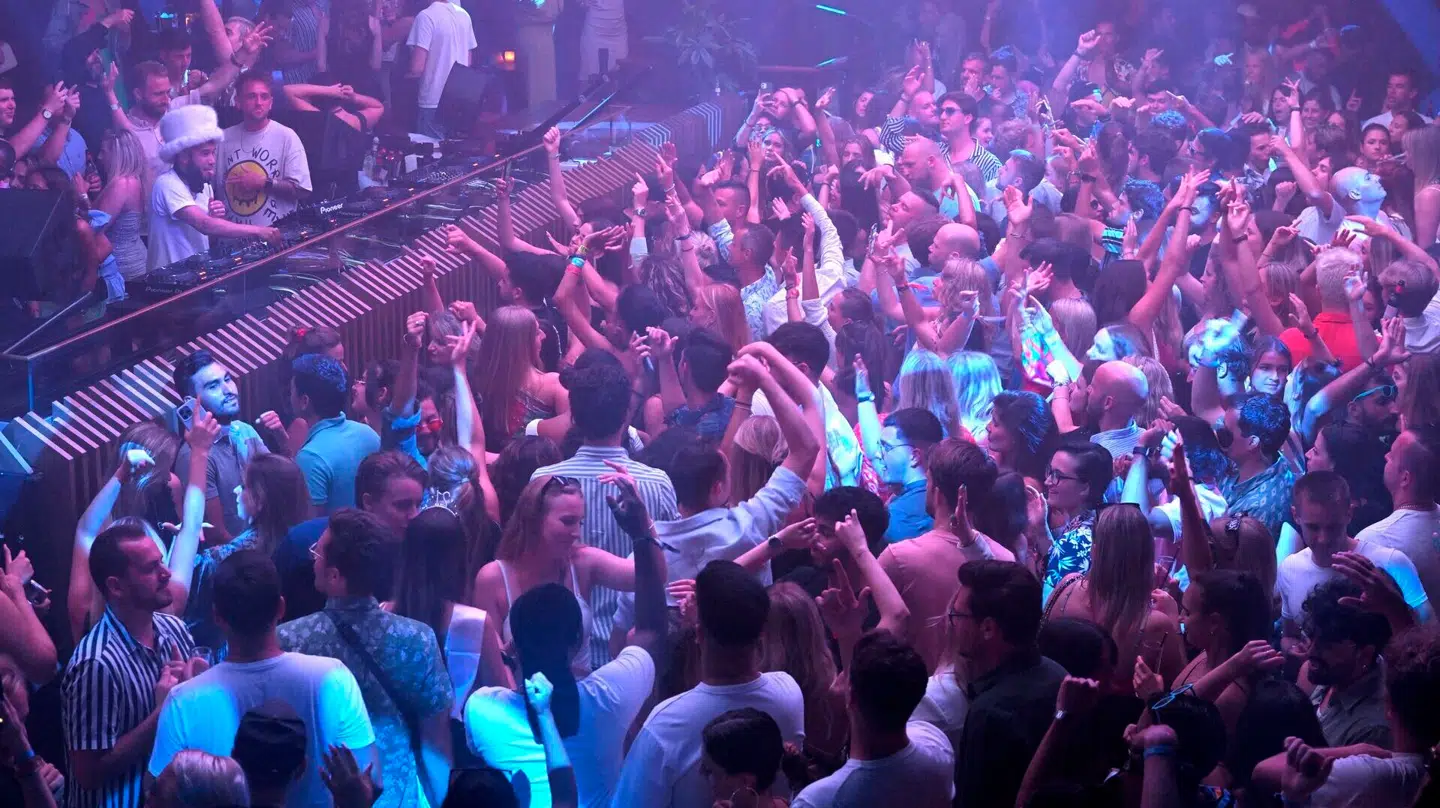 Den spanske ferieø Ibiza er kendt for sit vilde natteliv. Men de mange turisters vilde fester går ud over de lokale.