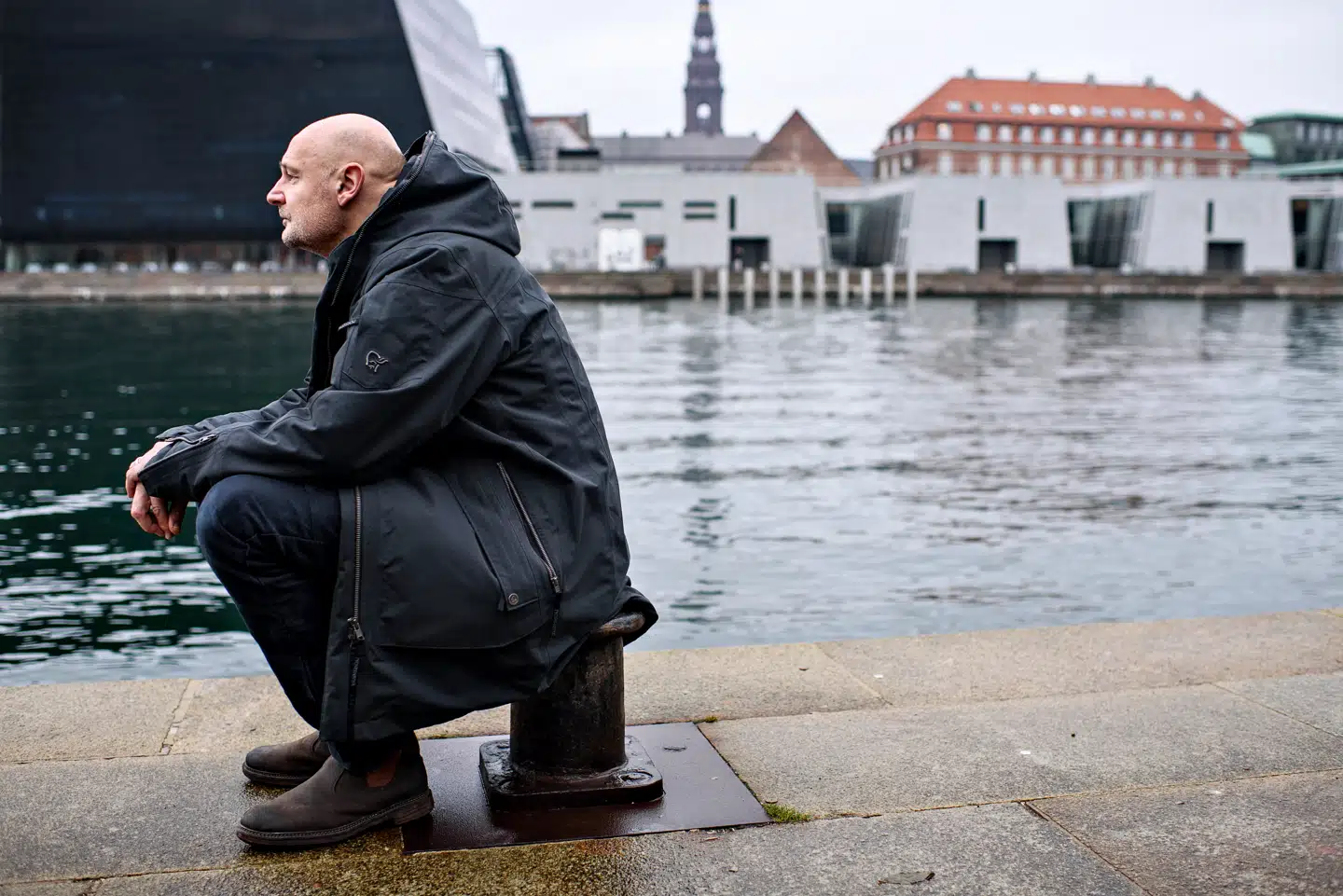 Den norske forfatter Erlend Loe. Seriøst morsom. Endda morsom nok til at få dig væk skærmen og ind i læselysten, mener Berlingskes mangeårige litteraturanmelder Søren Kassebeer.