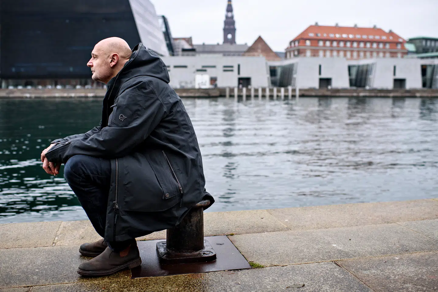 Den norske forfatter Erlend Loe. Seriøst morsom. Endda morsom nok til at få dig væk skærmen og ind i læselysten, mener Berlingskes mangeårige litteraturanmelder Søren Kassebeer.