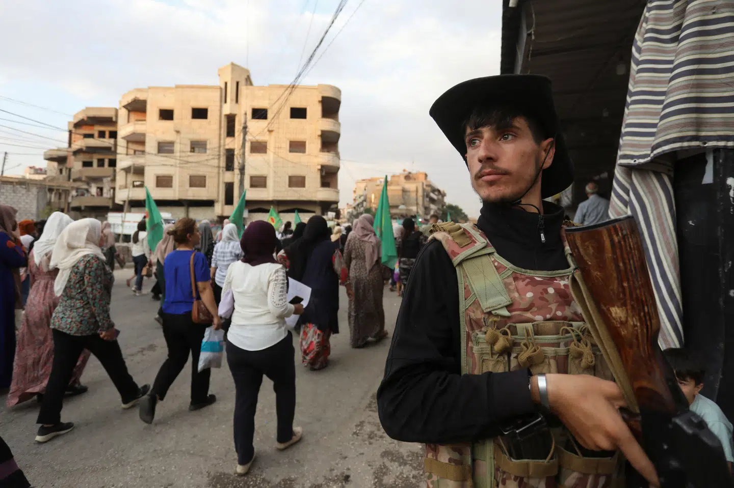 Et medlem af Syriens Demokratiske Styrker (SDF), som er ledet af kurdere, står torsdag vagt i Qamishli i Syrien i forbindelse med demonstration, hvor syriske kurdere går på gaden for at vise støtte til folk i Sweida, hvor der har været voldsomme kampe.