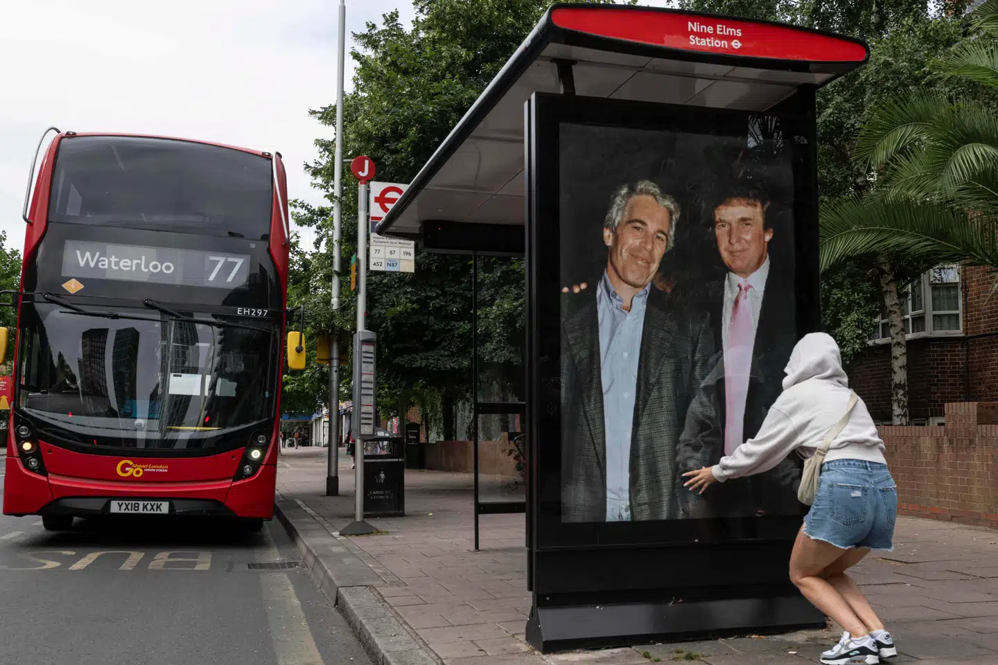 Billedet af Trump og Epstein sammen er fra 1997. Torsdag hængte aktivister det op i nærheden af den amerikanske ambassade i London.