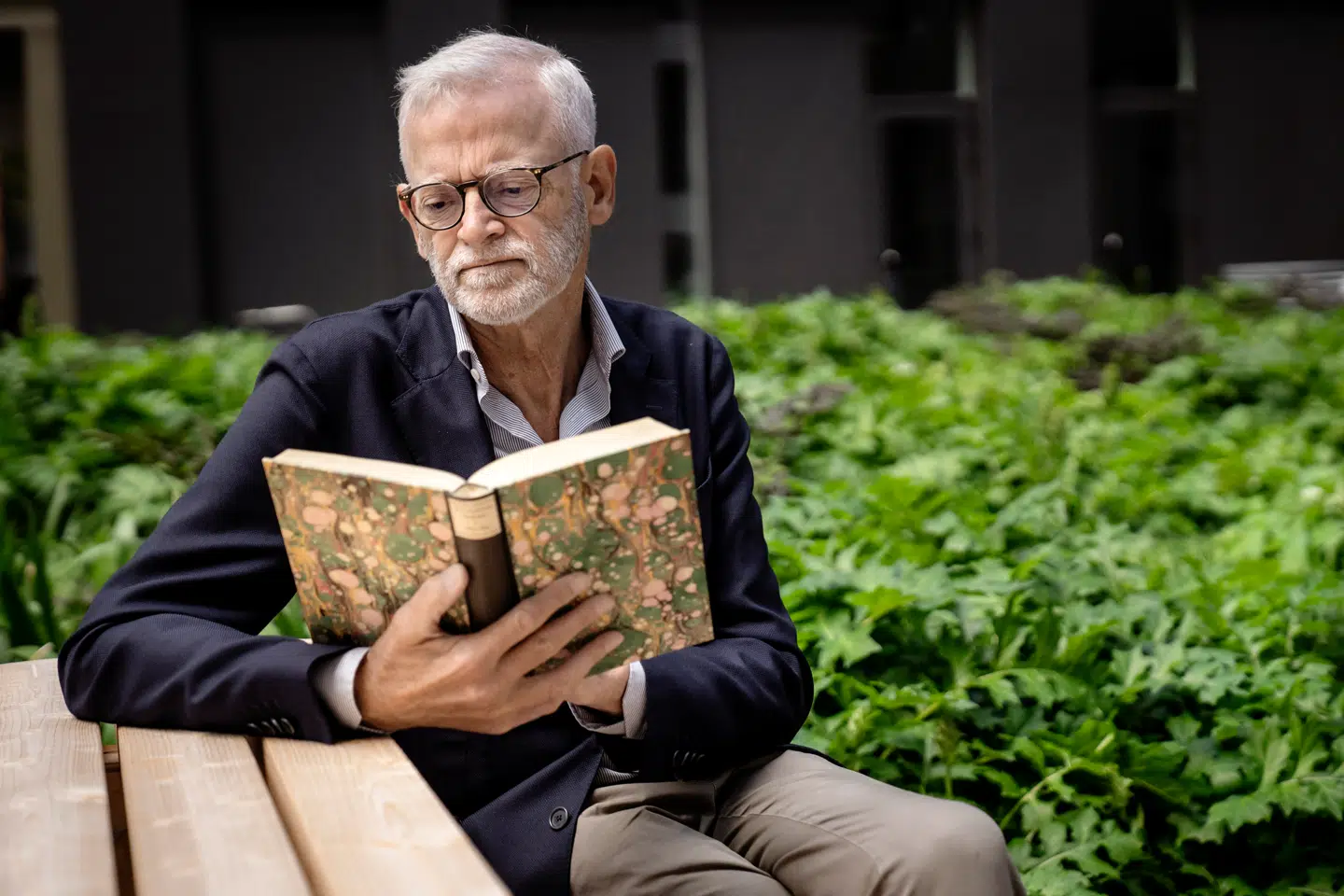 Johannes Riis, forlægger og tidligere litterær direktør for Gyldendal, er medlem af regeringens udvalg, der skal opdatere den nu 20 år gamle litteraturkanon over de største danske forfattere og digtere, som danske gymnasie- og skoleelever skal kende.