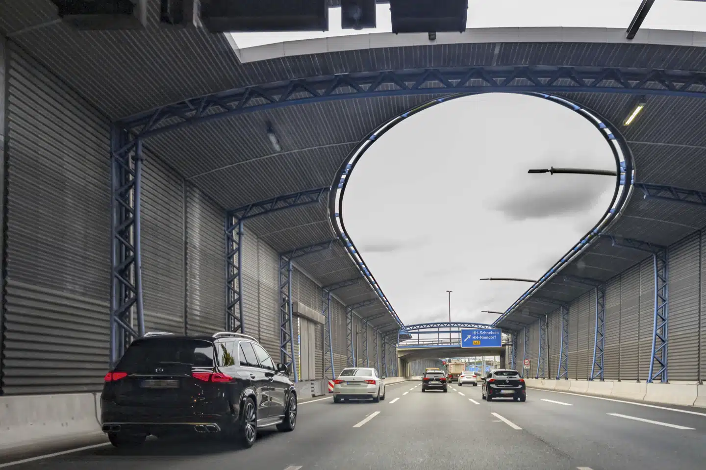 Schnelsen-tunnelen ved Hamburg skal have nye it-komponenter. Derfor lukkes der for trafik over weekenden. (Arkivfoto).