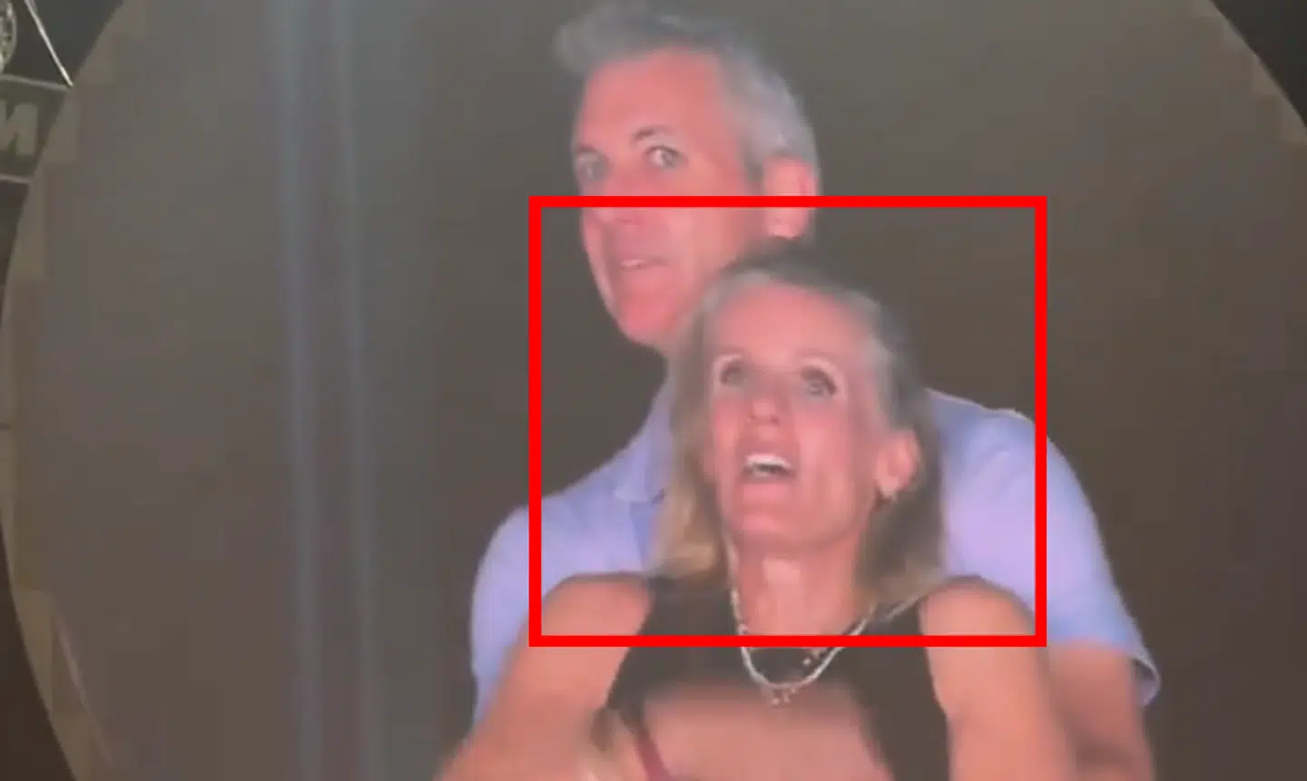 Et klip fra en koncert med det populære band Coldplay går lige nu verden rundt. På klippet ses Andy Byron, administrerende direktør for den amerikanske IT-virksomhed Astronomer, mens han tilsyneladende bliver afsløret i at have en affære.