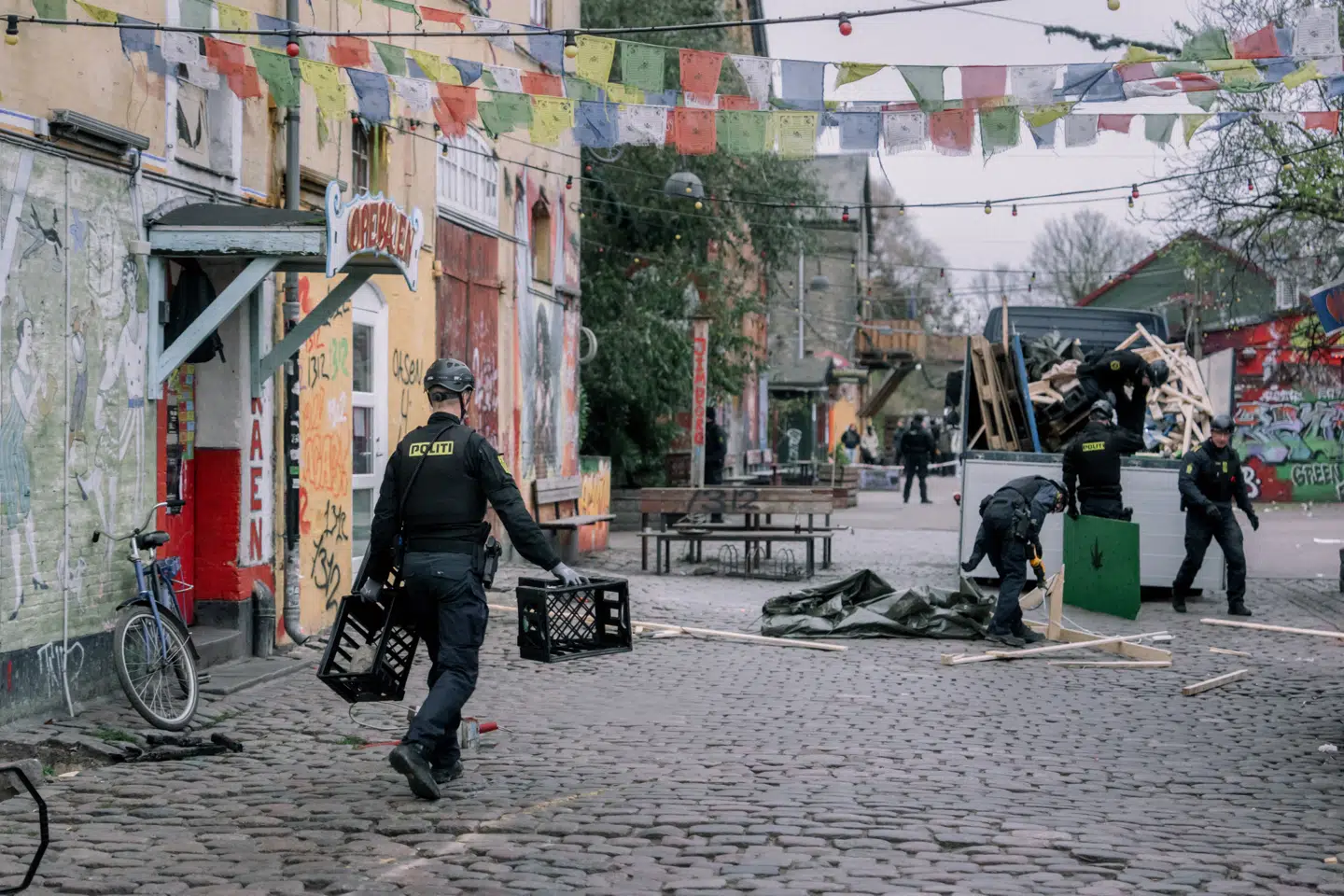 Betjente fra Københavns Politi fjerner boder i Pusher Street på Christiania under en af de talrige – midlertidige – rydninger af hashgaden, før det ulovlige udsalg endegyldigt blev lukket 6. april sidste år.