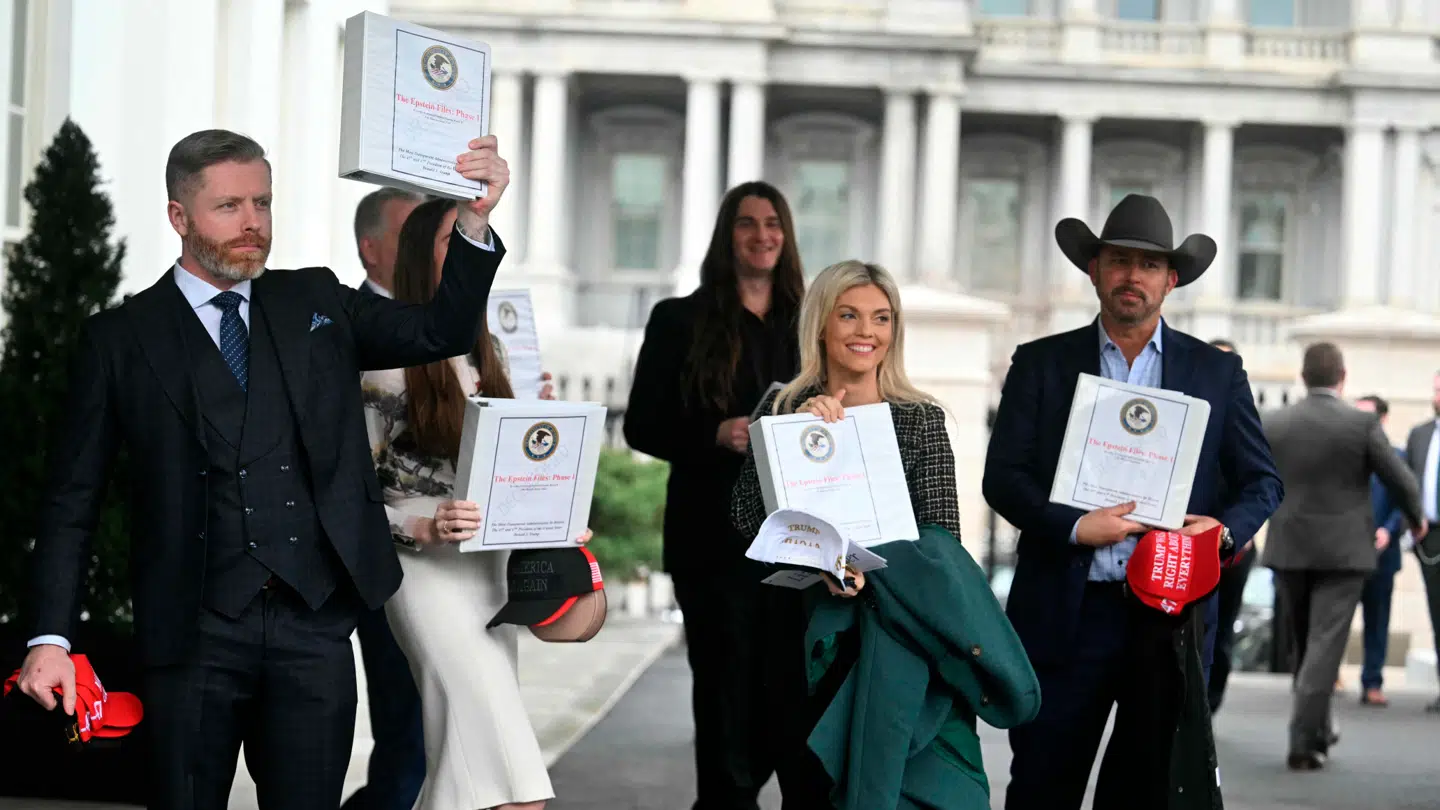 Her ses et billede fra dengang, hvor Trump-influencerne fik udleveret Epstein-mapper.