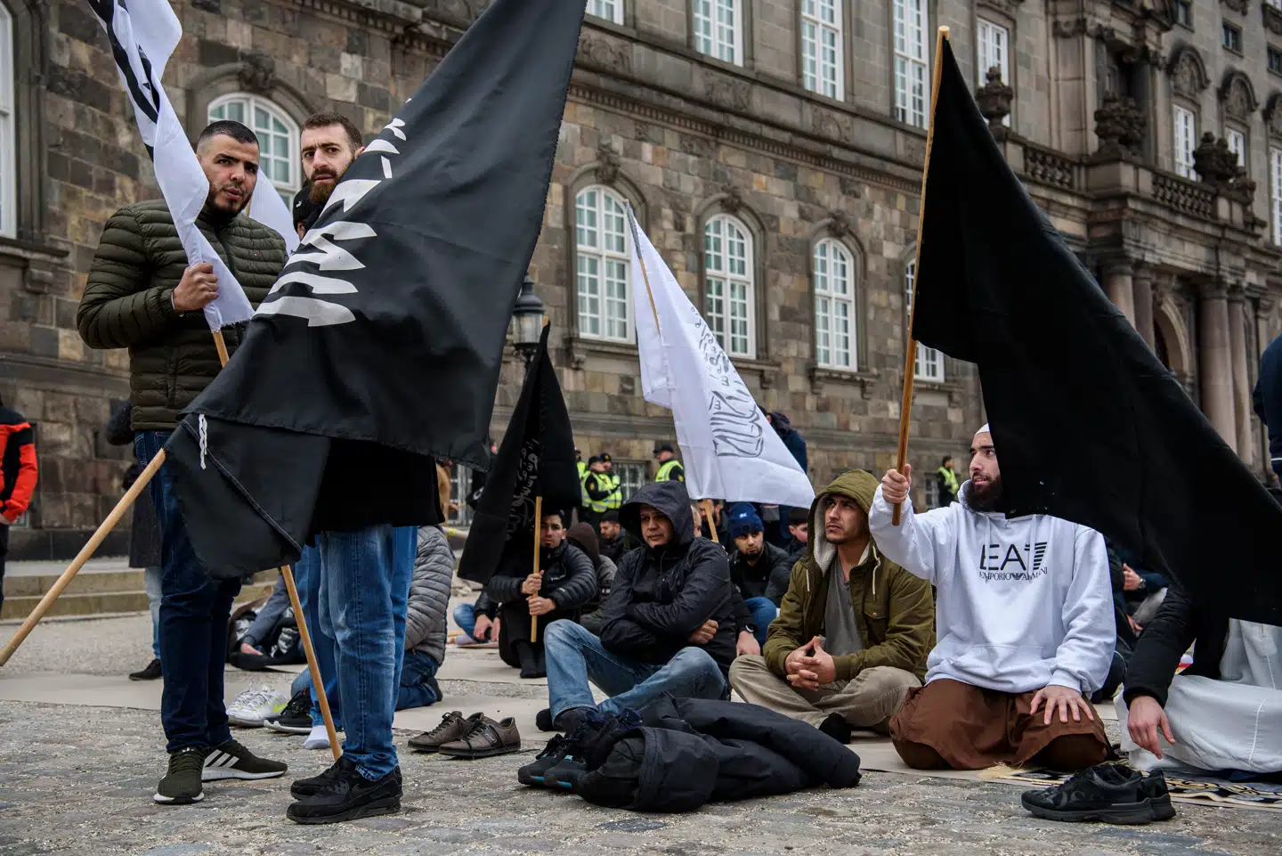 I 2019 afholdt den islamistiske gruppering Hizb ut-Tahrir fredagsbøn på slotspladsen foran Christiansborg. Nu vil regeringspartier forsøge at opløse Hizb ut-Tahrir. Men et forbud er den gale vej at gå, skriver Troels Heeger i denne leder.