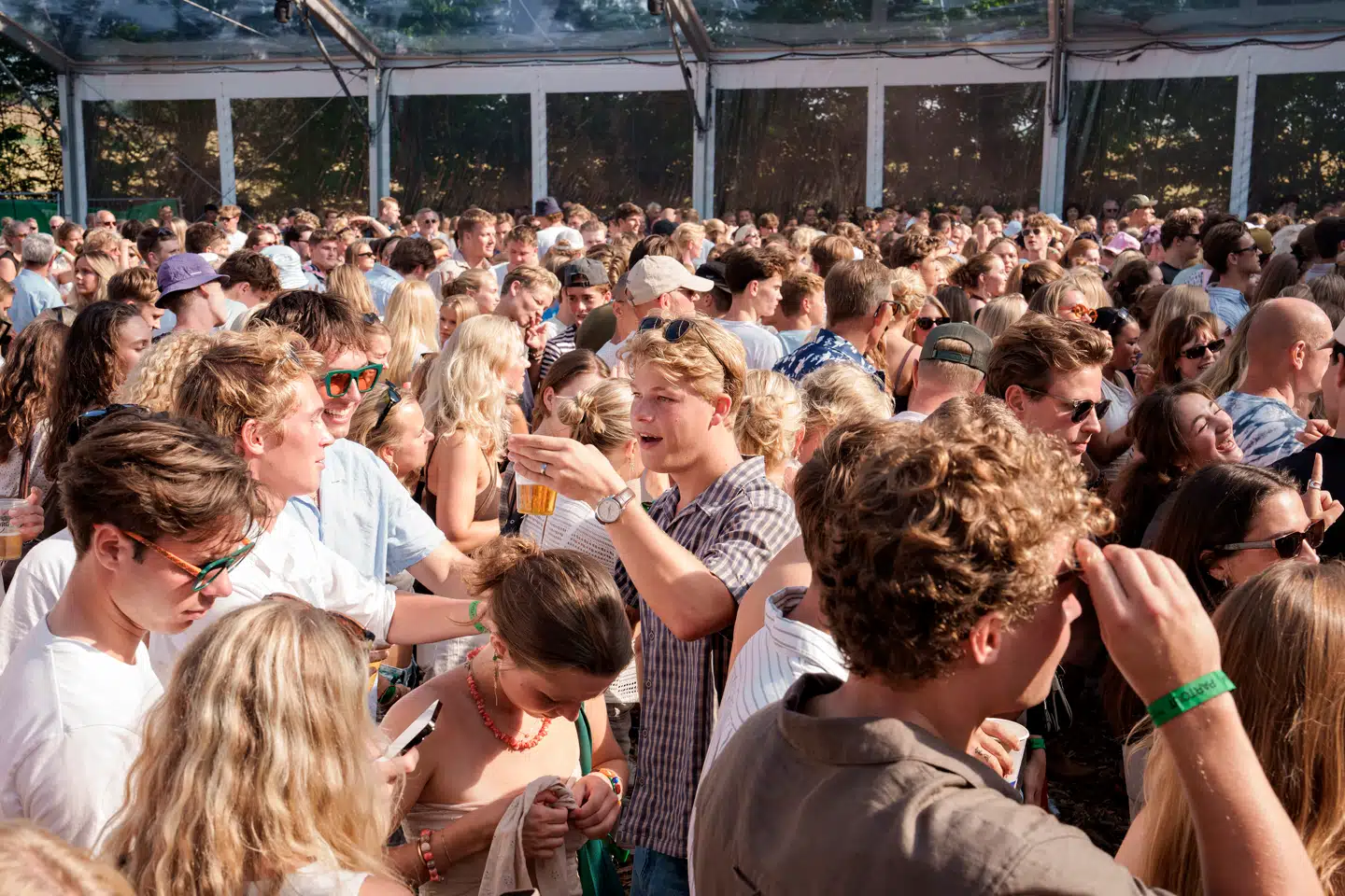 Så kører festivalbussen. Stridigheder eller ej. Musik i Lejet 2025 er i gang, denne gang på en tidligere campingplads i Vejby.