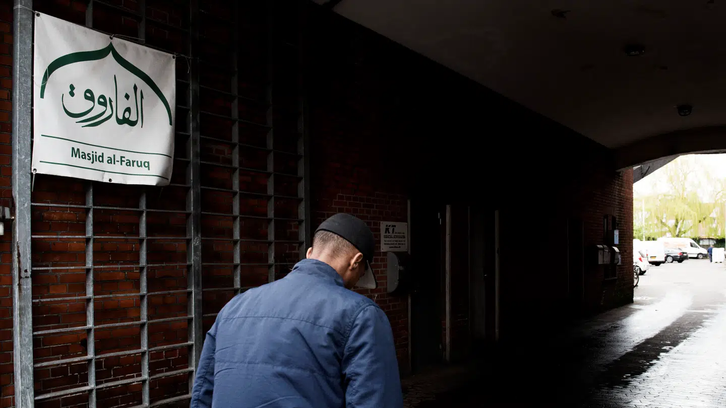 Islamister fra den udskældte moské Masjid al-Faruq rykker lørdag ind på en folkeskole på Frederiksberg.