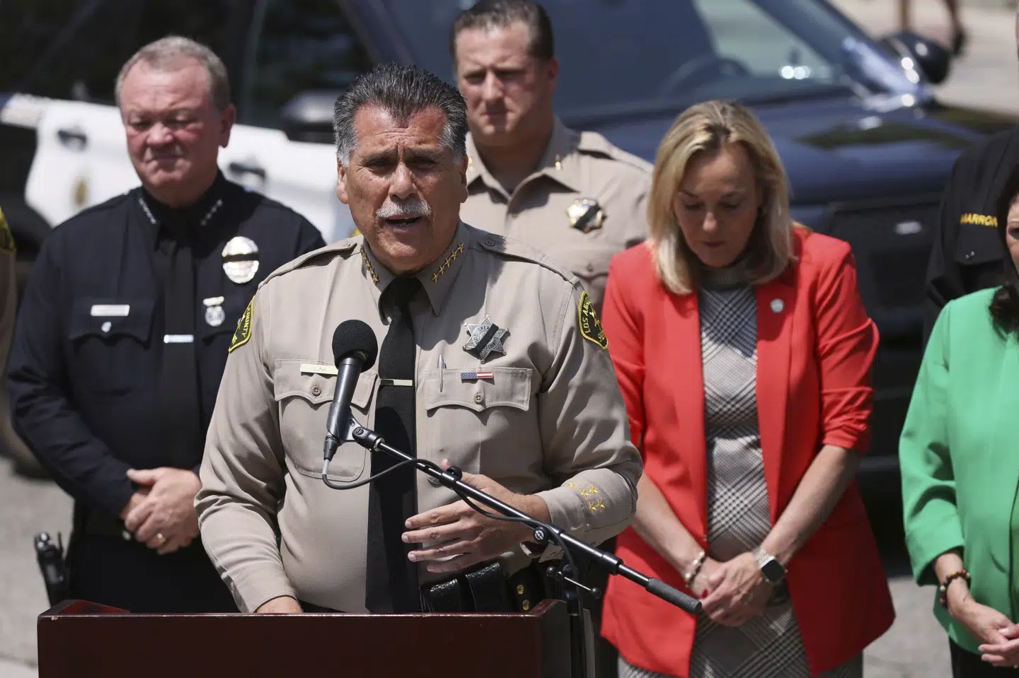 Sherif Robert Luna siger på pressemøde, at der hænger en "sort sky" over sherifkontoret i Los Angeles amt efter dødelig eksplosion.