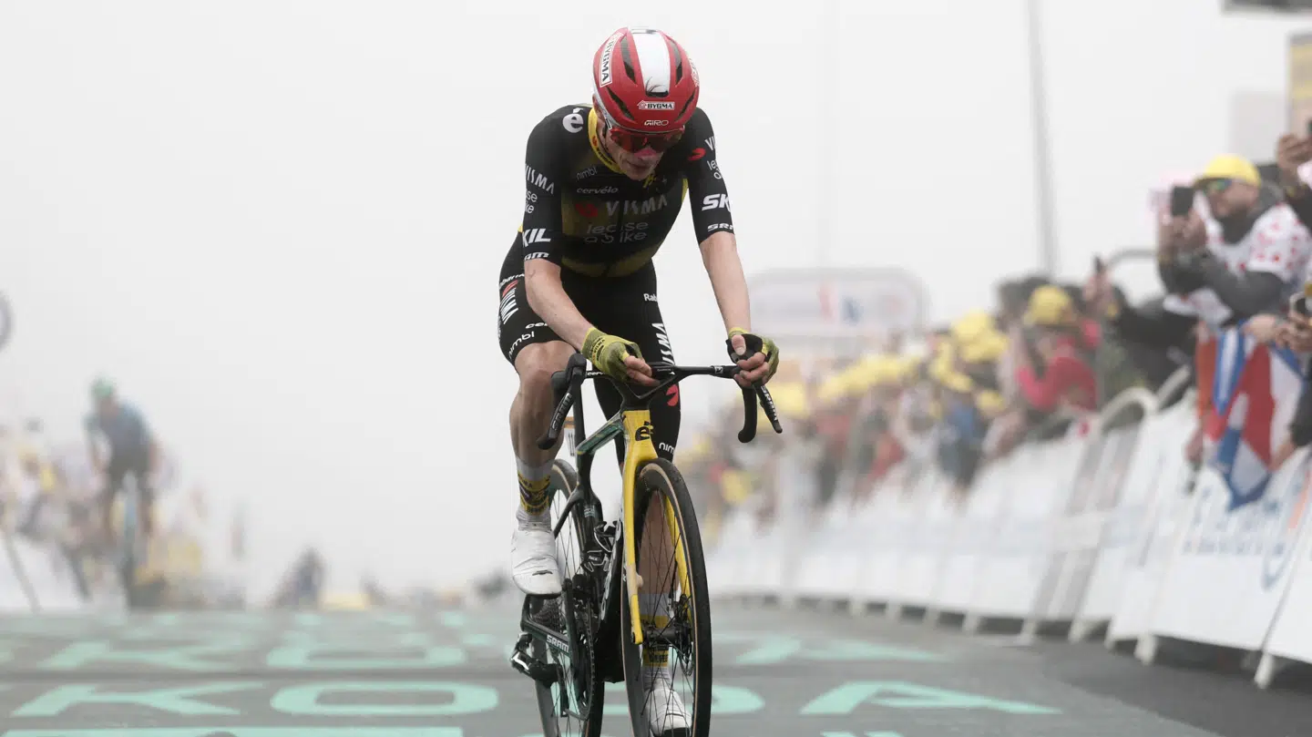 Jonas Vingegaard krydser målstregen på lørdagens etape.