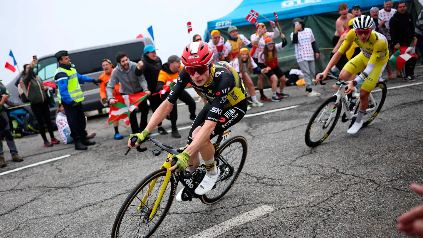 Jonas Vingegaard og Tadej Pogacar fulgtes op ad bjerget på lørdagens etape.