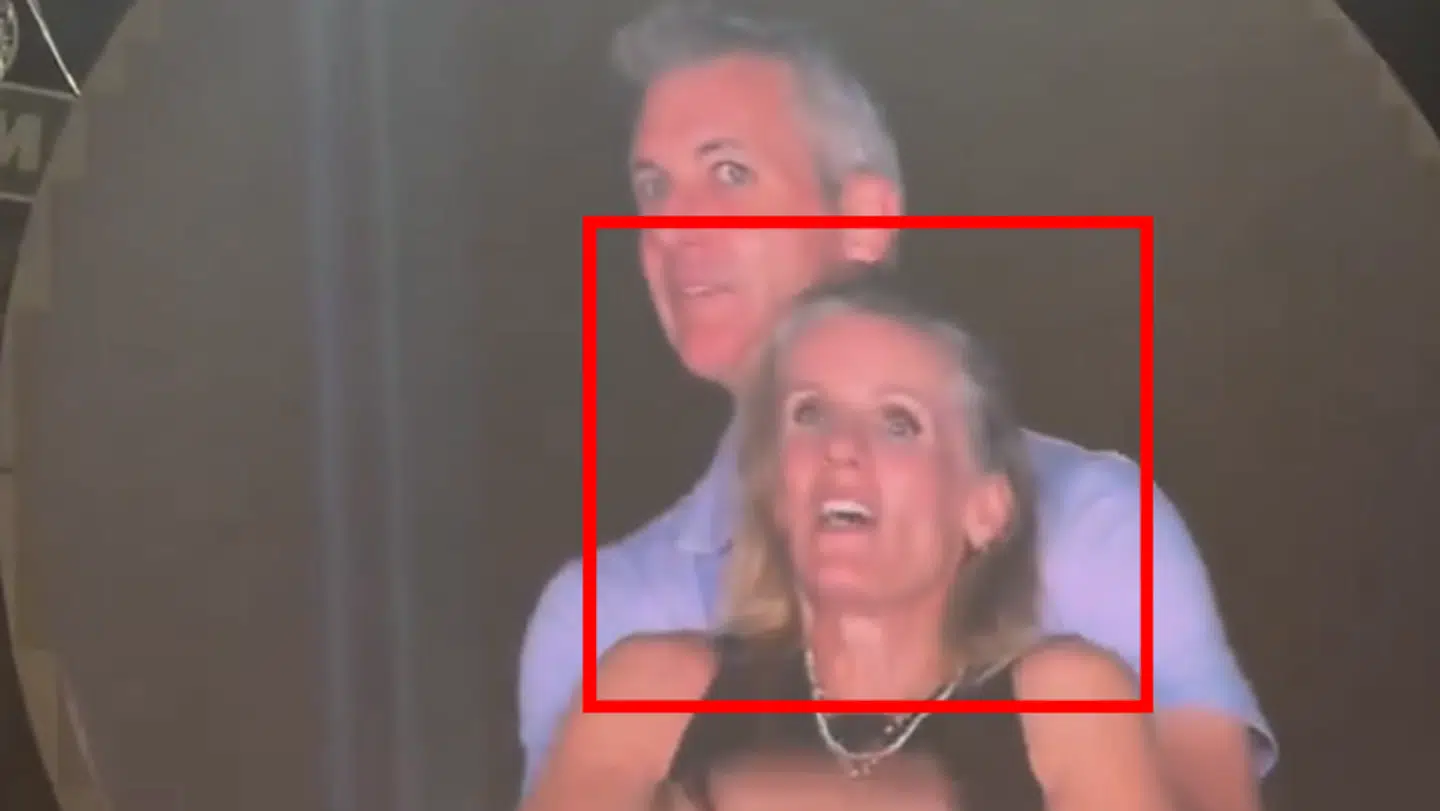 På klippet ses Andy Byron, administrerende direktør for den amerikanske IT-virksomhed Astronomer, mens han tilsyneladende bliver afsløret i at have en affære.