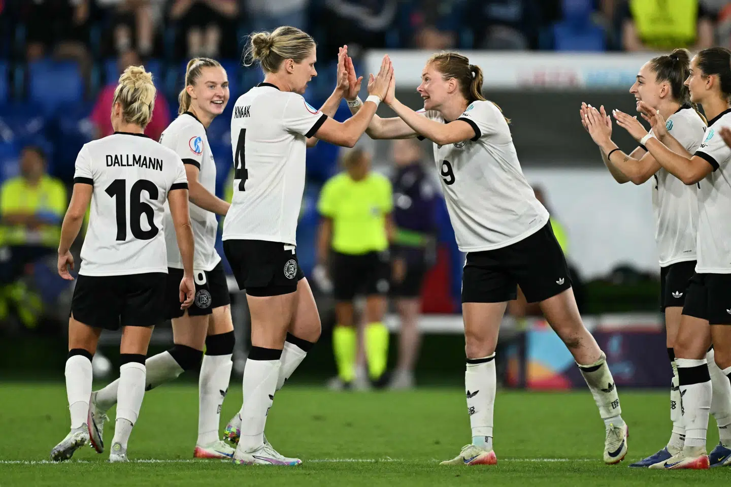 Efter en lang straffesparkskonkurrence spillede Tysklands kvinder sig i EM-semifinalen.