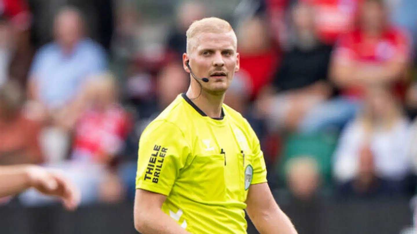 Her ses dommeren Simon Duerlund Rasmussen, der har fået et ildebefindende