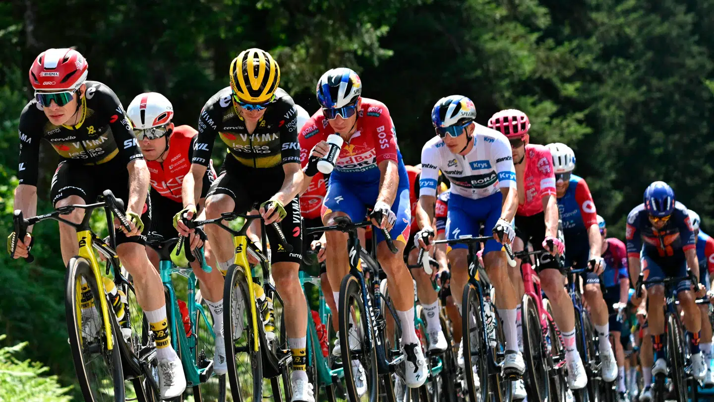 Jonas Vingegaard fik travlt først på søndagens etape.