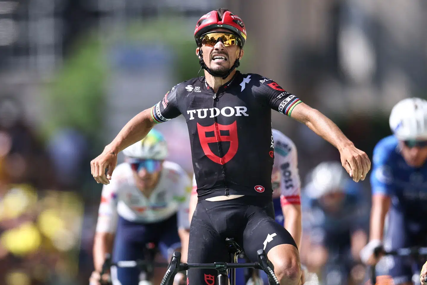Julian Alaphilippe (Tudor) troede, at han havde vundet 15. etape af Tour de France. Men to ryttere var allerede kommet i mål.