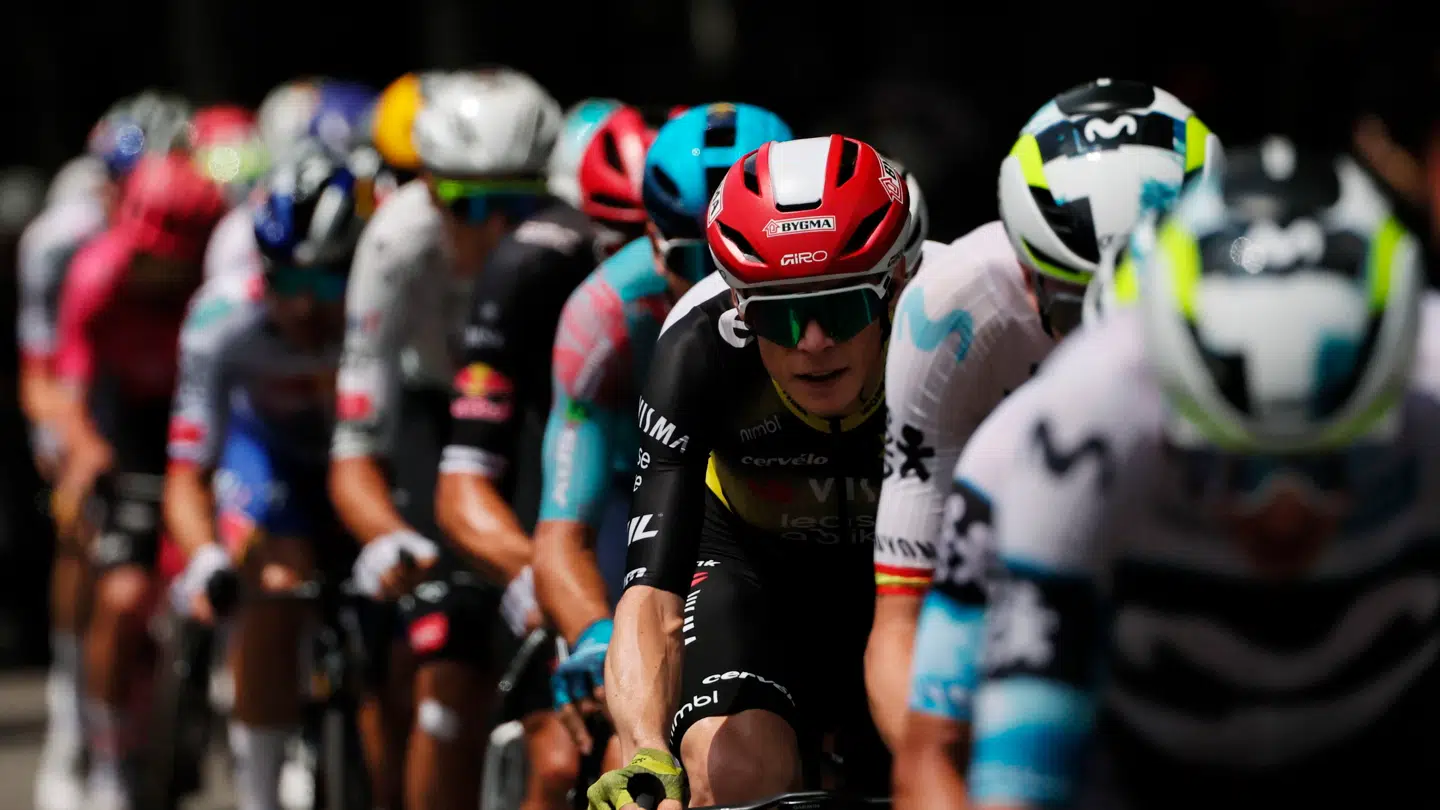 Jonas Vingegaard måtte selv i arbejdstøjet for at komme tilbage til feltet på 15. etape af Tour de France.