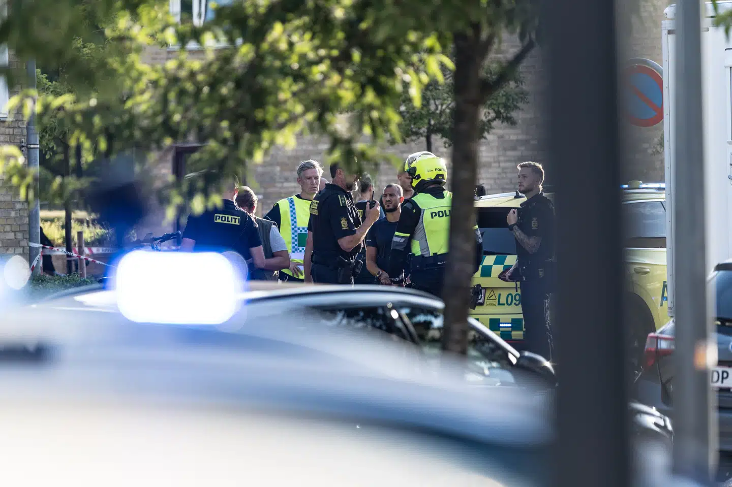 Politi, læger og ambulancer er til stede på Ruten i Tingbjerg efter skyderi søndag aften. En person er død og to er såret.
