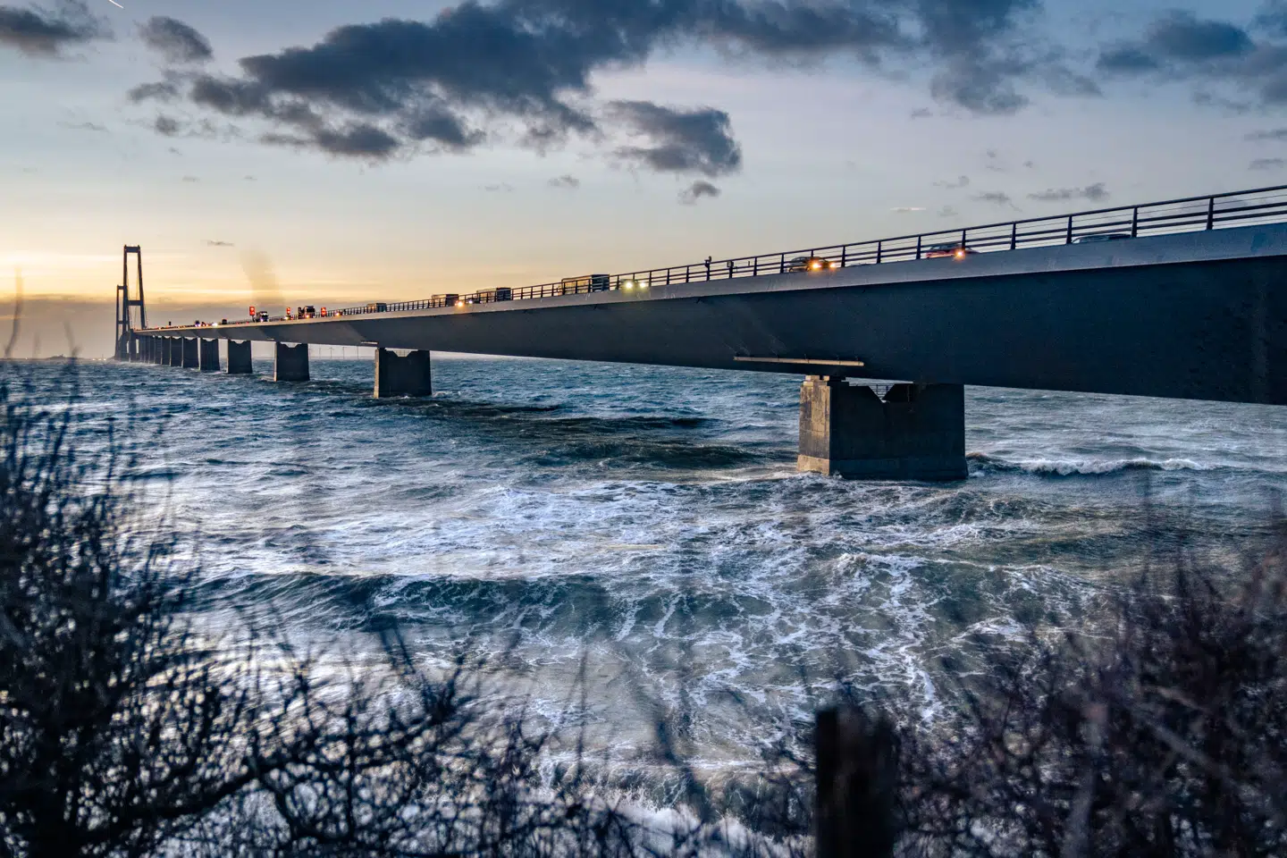 Bølgerne gik højt på Storebæltsbroen lørdag aften. Så højt, at flere ansatte blev udsat for dødstrusler. Et nedbrud hos betalingssystemet Nets skabte nemlig lange køer ved broens betalingsbomme. (Foto: Thomas Traasdahl/Ritzau Scanpix) (arkiv)
