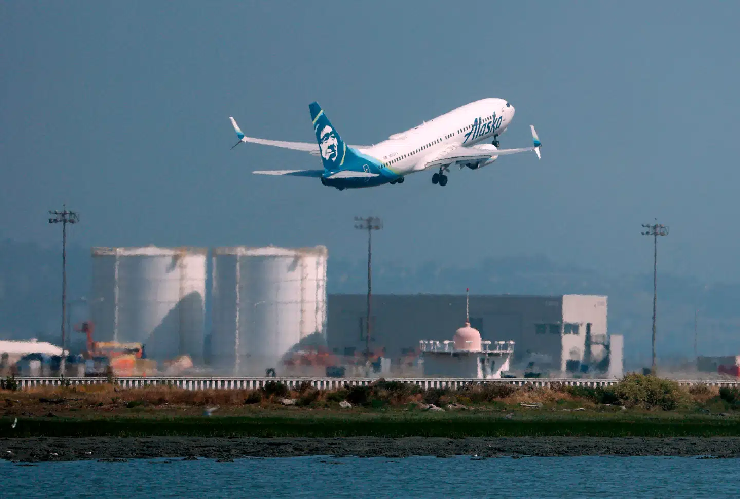 Et Alaska Airlines-fly letter fra San Fransisco.