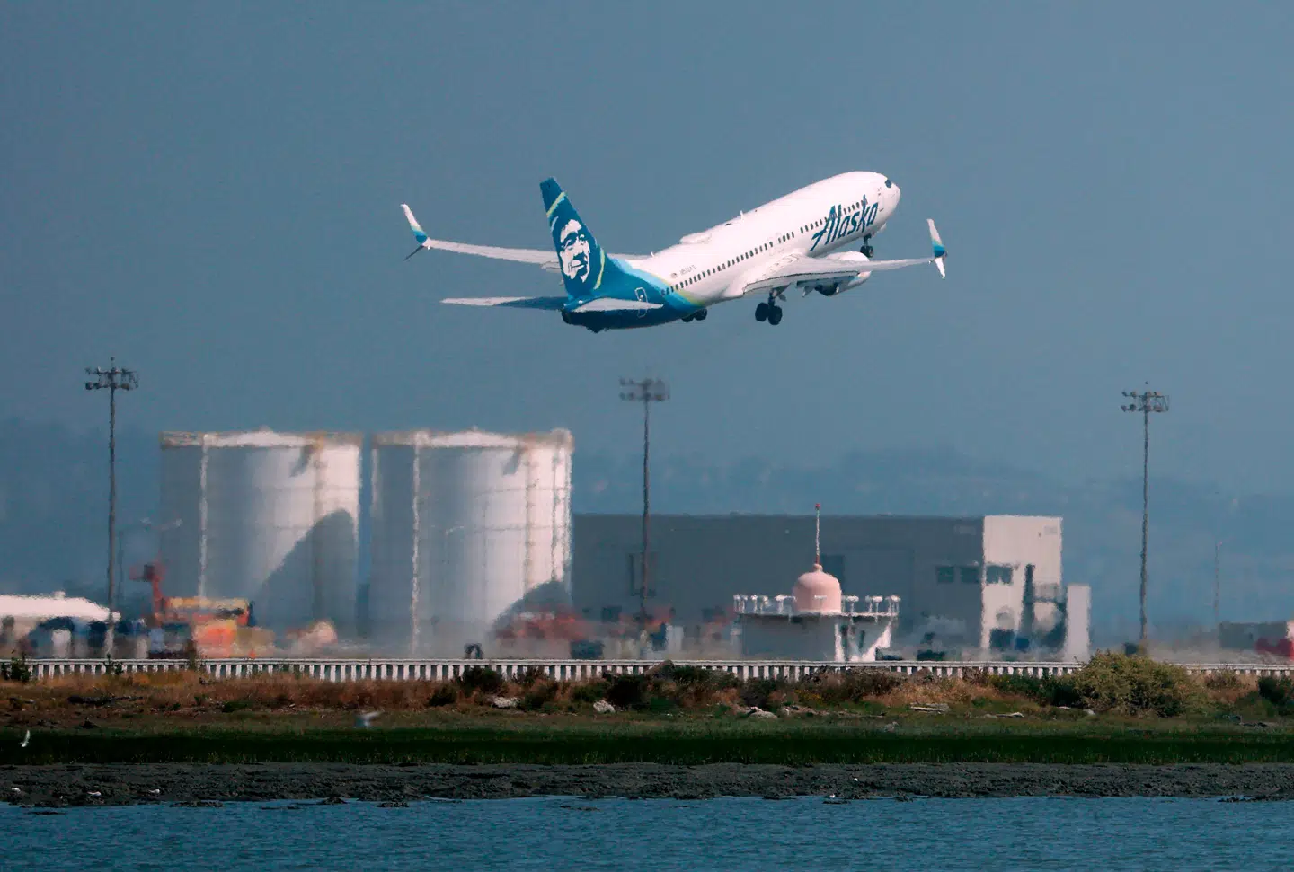 Et Alaska Airlines-fly letter fra San Fransisco.