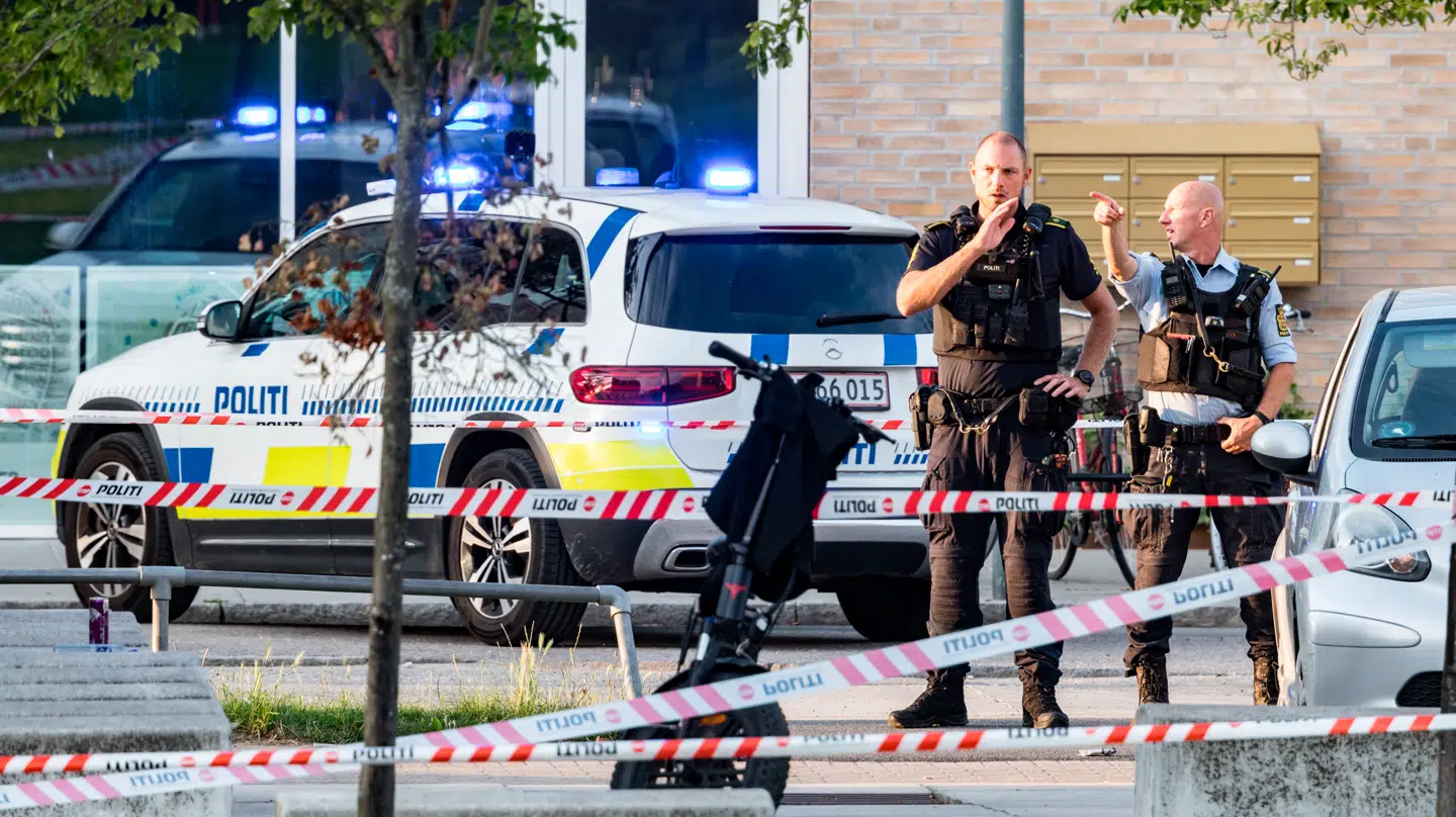 Politi, læger og ambulancer er til stede på Ruten i Tingbjerg efter skyderi søndag den 20. juli 2025. En person er død og to er såret efter en skudepisode i Tingbjerg.