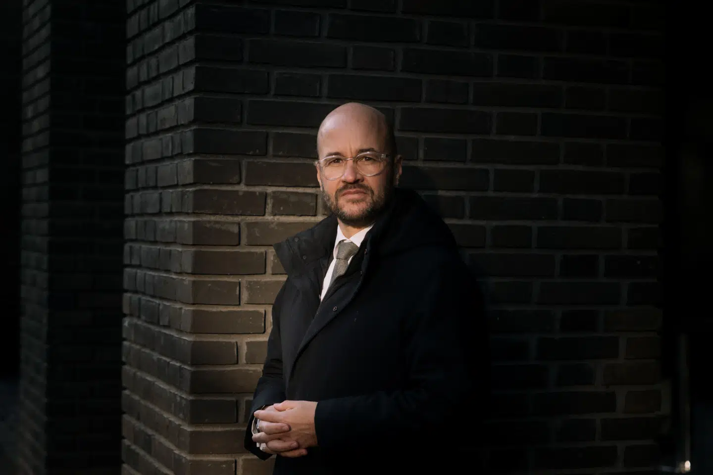 »Der skal være en bindende regel, der forhindrer, at det samlede antal administrative stillinger i staten vokser,« skriver Jes Brinchmann.