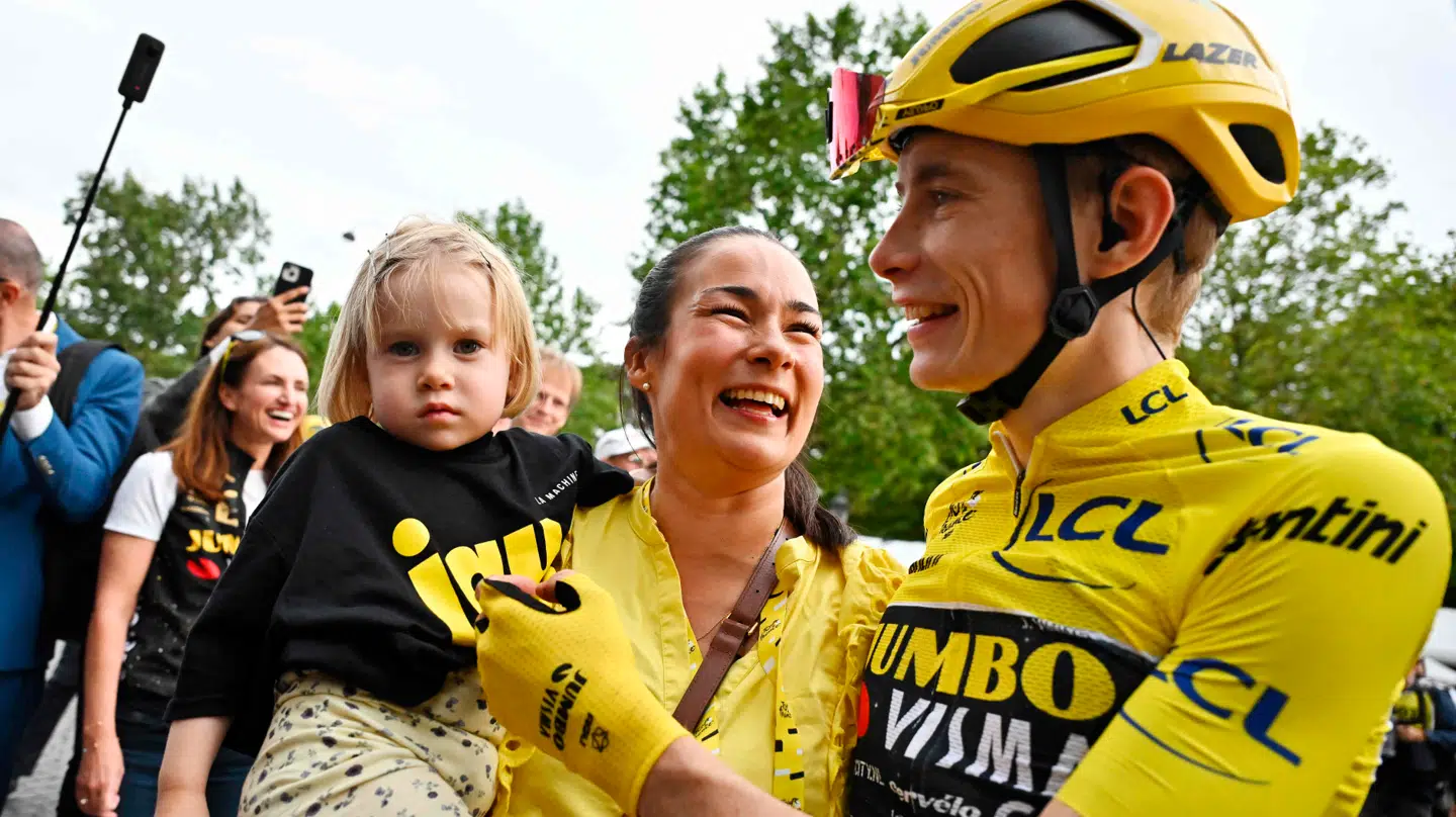 Jonas Vingegaard sammen med hustru, Trine, og datter, Frida, under Tour de France i 2023.